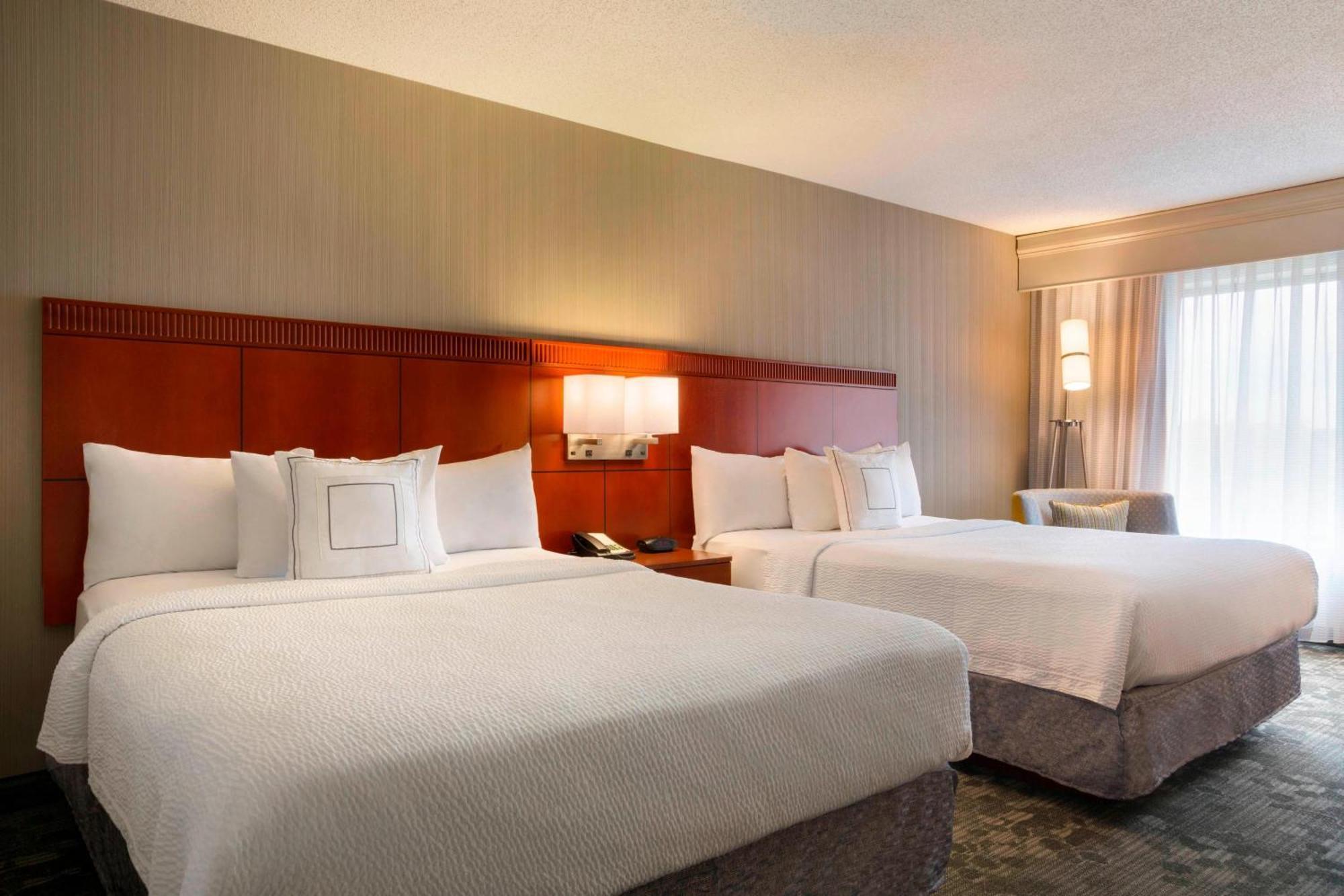 Courtyard By Marriott Champaign Hotel Exterior photo