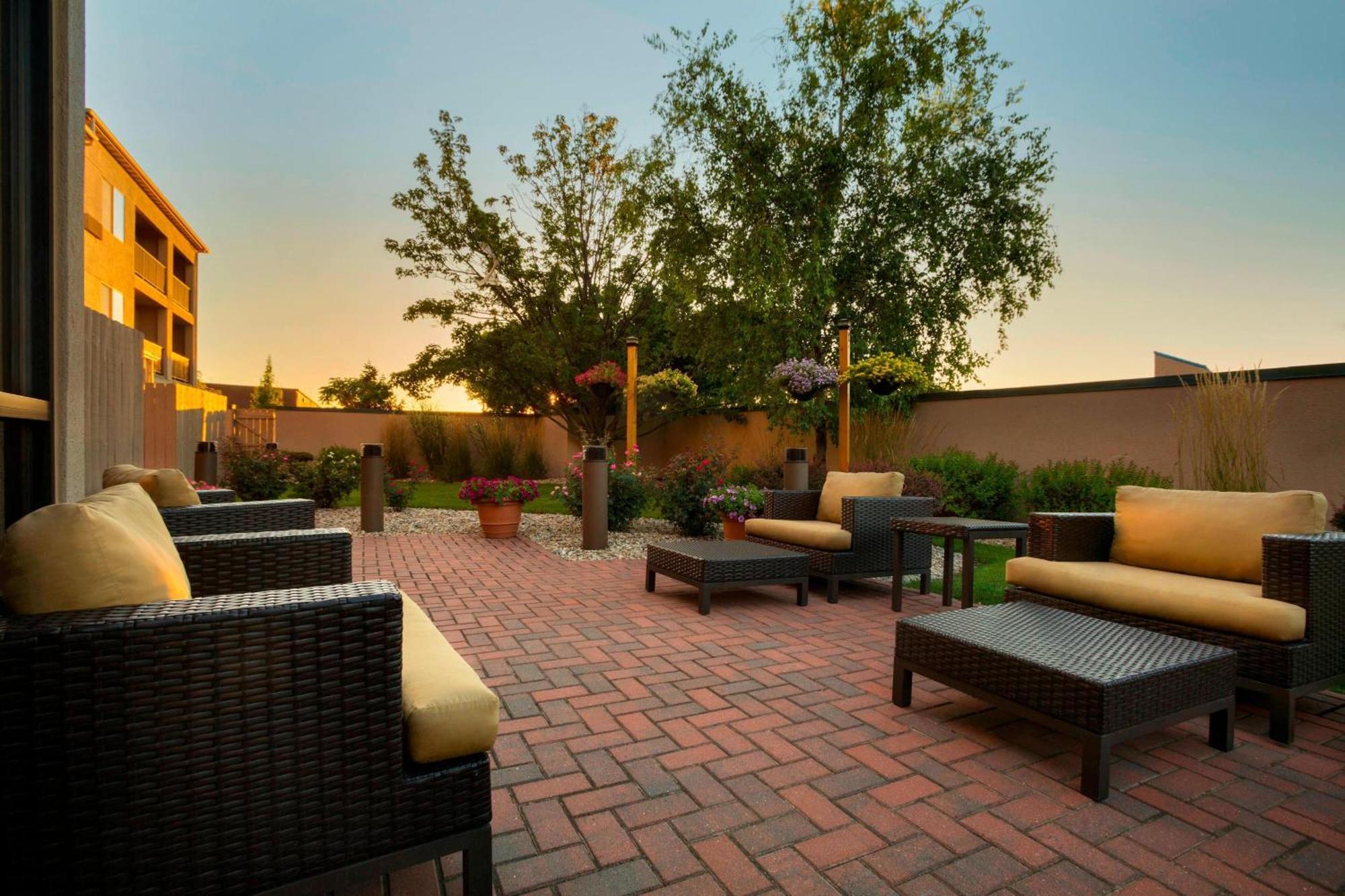 Courtyard By Marriott Champaign Hotel Exterior photo